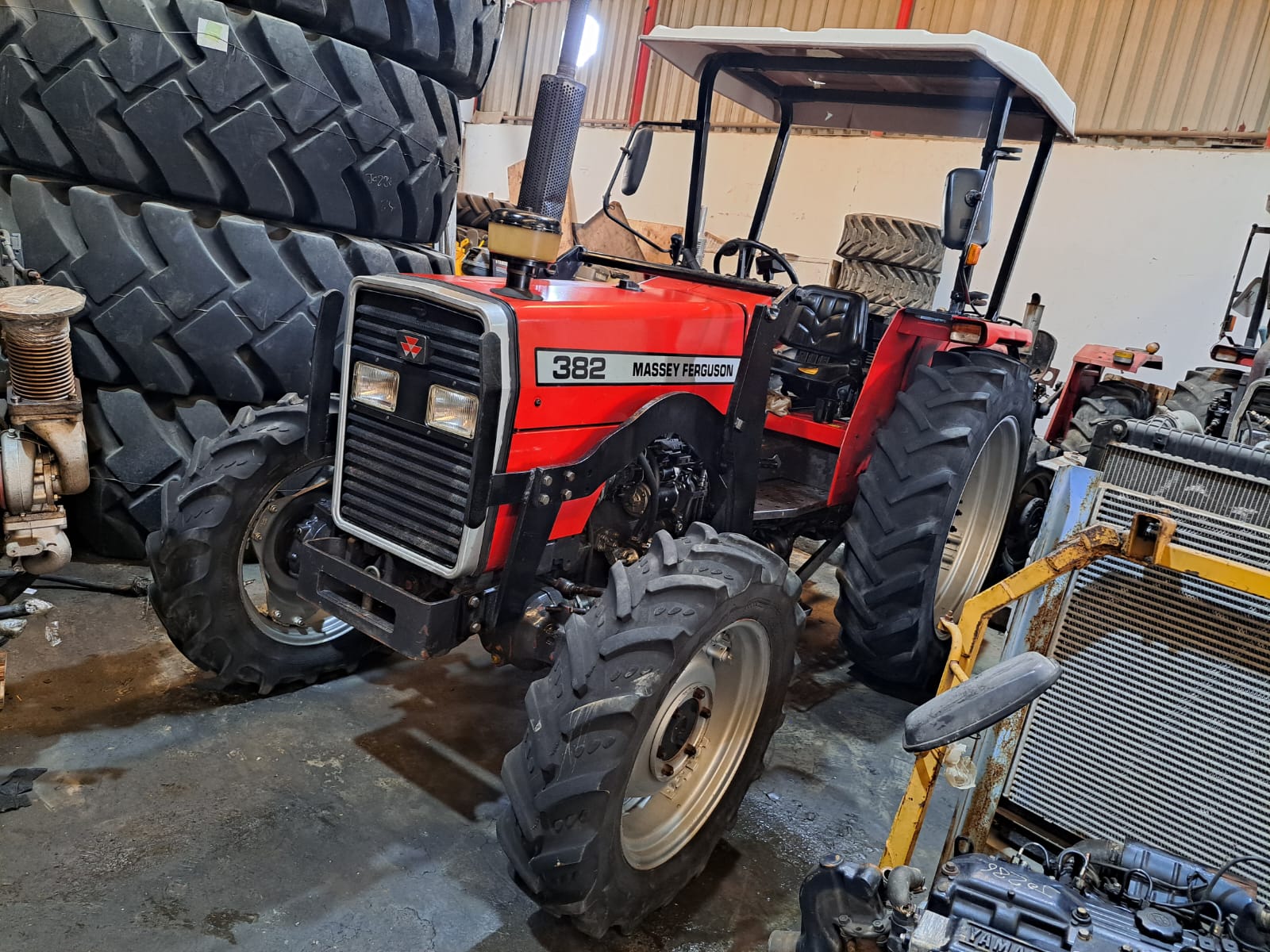 MASSEY FERGUSON 382 TRACTOR 