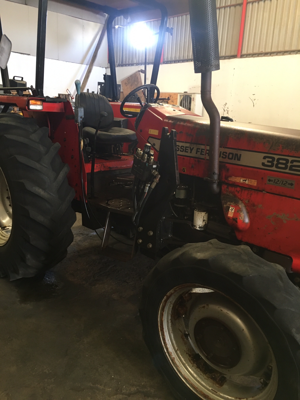 MASSEY FERGUSON 382 TRACTOR
