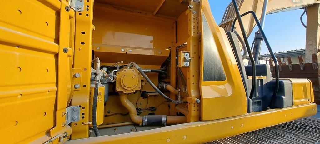 EXCAVATOR CAT 320