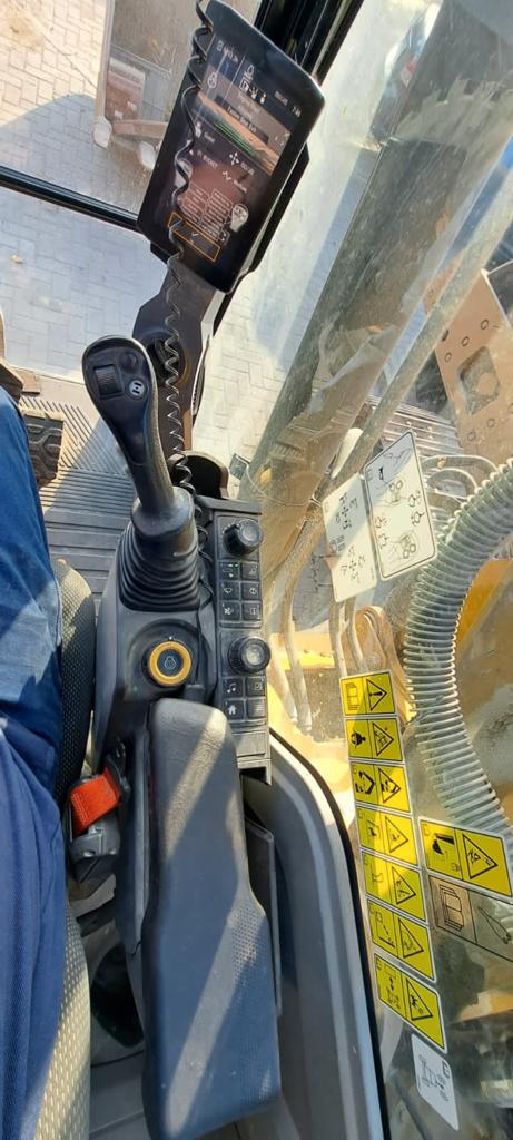EXCAVATOR CAT 320