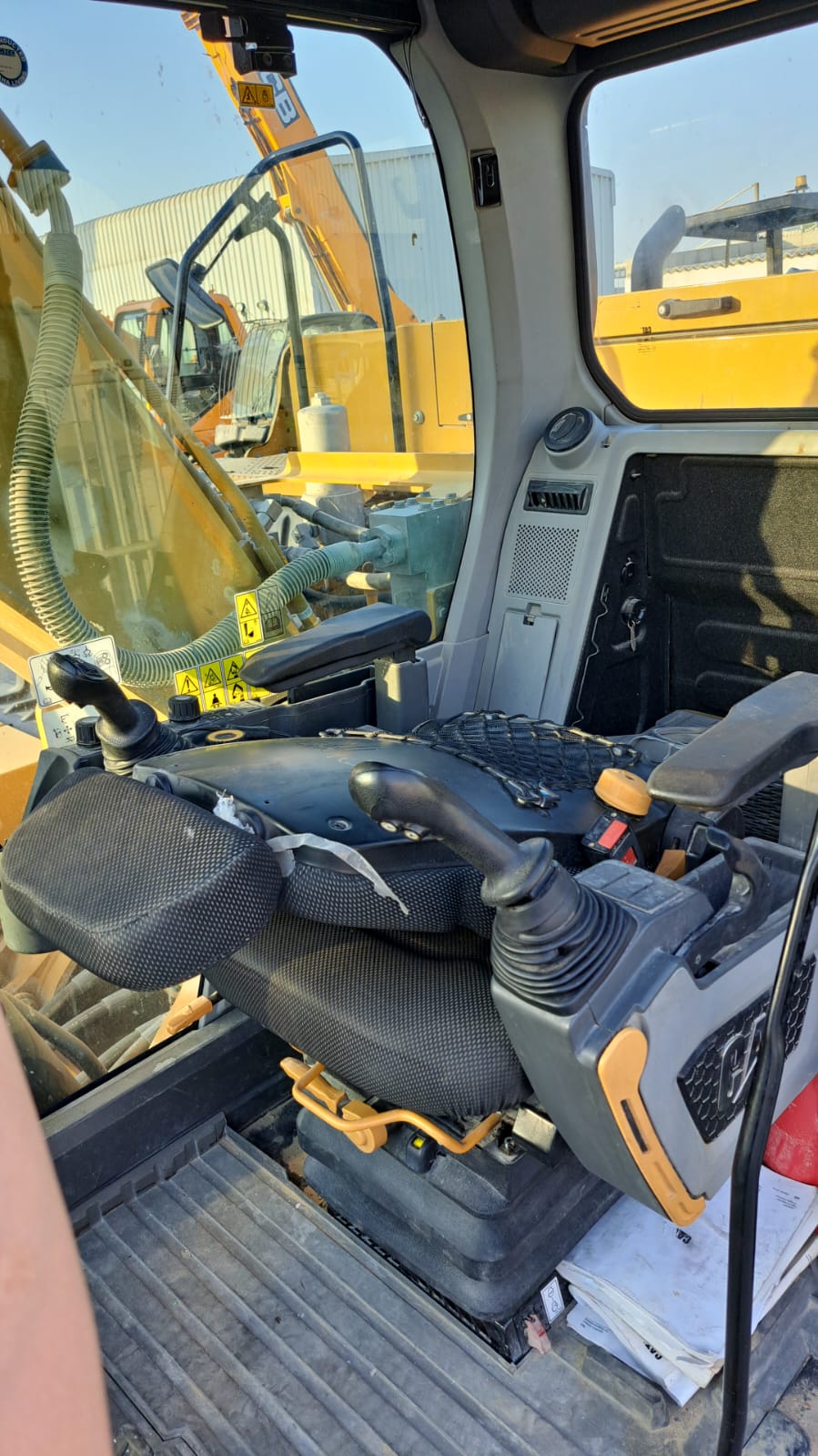 EXCAVATOR CAT 320